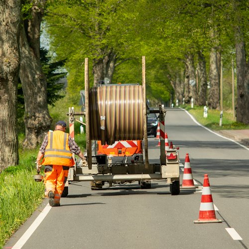Verlegearbeiten in einer Allee